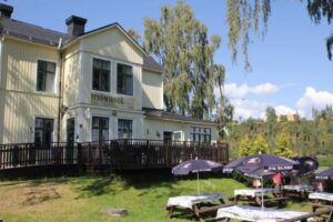 Strömsborg with its terrace and outdoor seating with parasols on the lawn