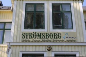 The sign on the facade: Strömsborg – hostel, restaurant, fishing tackle, fishing information, Nipstadsfisket