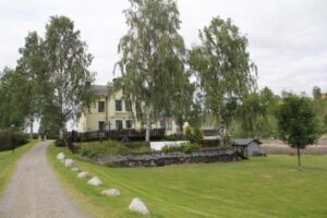 The gravel path through the park to Strömsborg, lined with birches